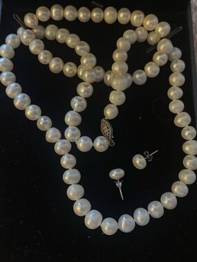 Elegant Cream Pearl Necklace with Matching Studs and Bracelet
